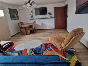 a living room with a couch and chairs and a table at Ferienzimmer-Monteurzimmer in Sibbesse