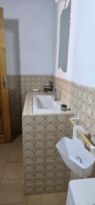 a bathroom with a sink and a mirror at Vacaciones Timonier in Mar Lodj