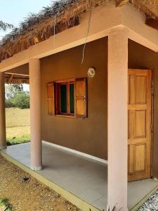 a small house with a door and a window at Vacaciones Timonier in Mar Lodj
