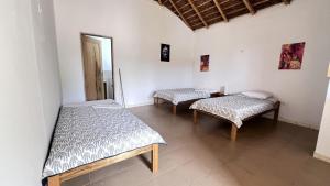 a room with two beds and a table at Vacaciones Timonier in Mar Lodj