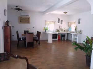 a living room with a dining room and a kitchen at Casa chalet in Chiquimula