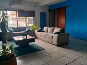 a living room with two couches and a table at Tu hogar en tapachula in La Concepción