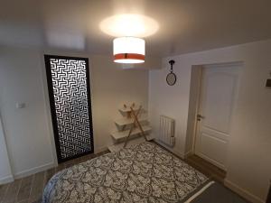 a room with a door and a window with a rug at Le nid des mésanges in Veigné