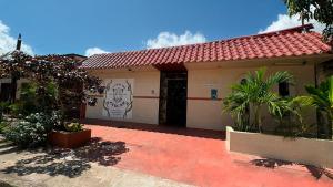 a house with a garage with a painting on it at Casa del Jaguar in Iquitos