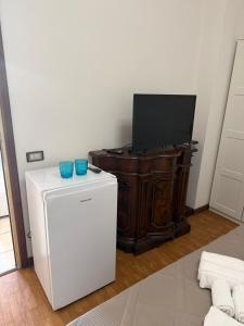 a room with a television and a refrigerator at La dolce casa in Verdellino