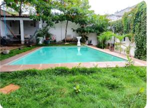 a swimming pool in the yard of a house at Casa chalet in Chiquimula