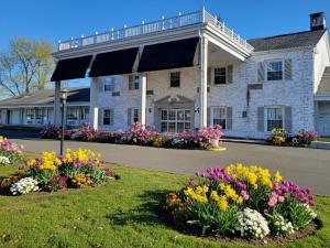 a building with a bunch of flowers in front of it at Circle Hotel Fairfield in Fairfield
