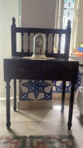 a table with a glass jar on top of a box at Beit Khalifa in Kairouan