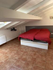 a bedroom with a bed with a red blanket at Corse Appartement Sognu di Mar Marine de Bravonne à Linguizzetta in Linguizzetta +17 photos