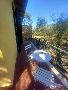 a patio with a table and chairs on a balcony at La Kasà in Fucecchio
