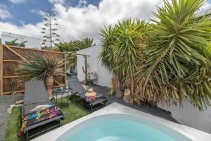 a backyard with a swimming pool and some plants at Suite Junior Amanecer in Mácher