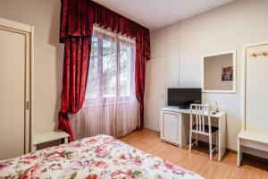 a bedroom with a bed and a desk and a window at La Kasà in Fucecchio +41 photos