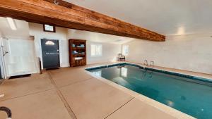 a swimming pool in a house with at The Sandcastle Beachfront Hotel in Lincoln City