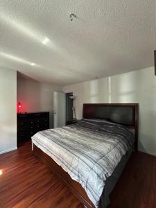 a bedroom with a large bed in a room at Plum Cozy Spot in Seffner