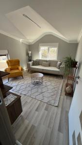 a living room with a couch and a table at Peribacası Manzaralı Modern Daire 2 in Ürgüp