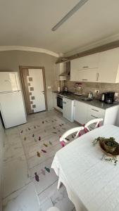 a kitchen with a table and a kitchen with debris on the floor at Peribacası Manzaralı Modern Daire 2 in Ürgüp