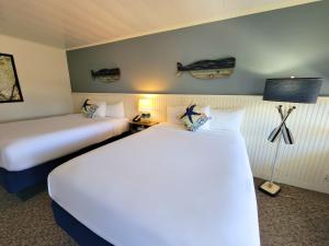 a hotel room with two beds and a lamp at Circle Hotel Fairfield in Fairfield