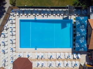 an overhead view of a swimming pool with blue water at Vila Romantika in Zlatibor