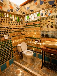 a bathroom with a toilet and a sink at Chalet Magico en el Bosque in Oicatá