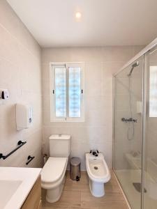 a bathroom with a toilet and a sink and a shower at Brisas del mar in Faro de Cullera +35 photos