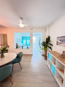 a living room with a table and a dining room at Brisas del mar in Faro de Cullera