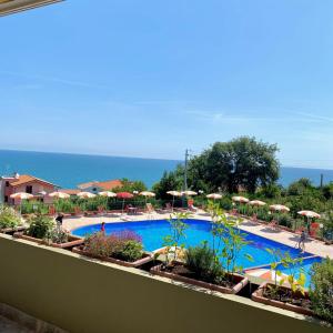 a view of a swimming pool with umbrellas at Cozy Vallevò in Rocca San Giovanni