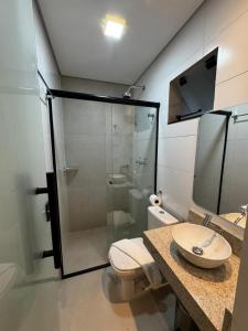 ein Badezimmer mit Toilette und Glasdusche in der Unterkunft Mairí Hotel in Itaituba + 23 Fotos
