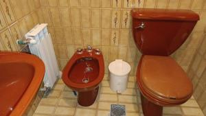 a small bathroom with a toilet and a bidet at la casona de yala in Yala