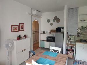 a living room with a table and a kitchen at Verde Lido in Livorno +15 photos