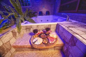 a bath tub with a tray of food in front of it at Cabaña privada en Oicata in Oicatá