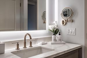 a bathroom with a sink and a mirror at Hotel Bridgton in Bridgton