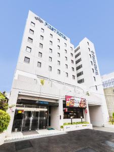 un bâtiment blanc avec un panneau à l'avant dans l'établissement Kansai Airport First Hotel, à Izumi-Sano