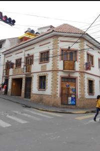 a building on the corner of a street at Hostal Inca in Sucre