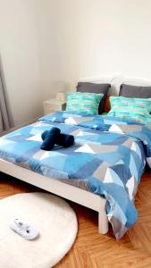 a blue and white bed with a stuffed animal on it at Laurier-Rose Gîte in Châteaudun