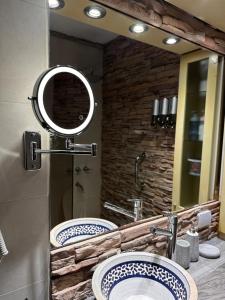 a bathroom with two sinks and a large mirror at Lysa Paraná in Paraná