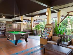 een biljartkamer met een pooltafel en een biljarttafel bij Le Piman Resort in Rawai Beach