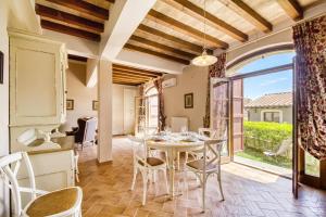 a dining room with a table and chairs and a large window at Il Conventaccio Luxury Resort in Ficulle