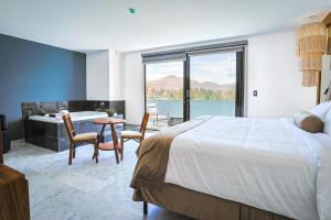 a hotel room with a bed and a table and chairs at Hotel Guiant in Santa María del Río +44 photos