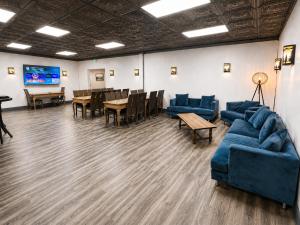 a waiting room with blue couches and tables at Expedition Lodge Estes Park at Rocky Mtn National Park in Estes Park