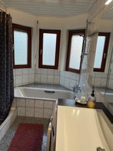 a large bathroom with a tub and a shower at Ferienwohnung Zum Rottweiler Städtle - Erdgeschosswohnung in Rottweil