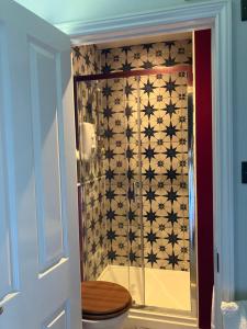 a bathroom with a shower with a toilet at Hillhead Farm Bed and Breakfast in Cullompton +36 photos