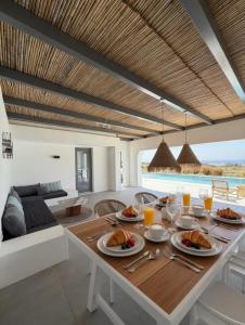 a dining room with a table with food on it at Faragas Hill in Angairiá