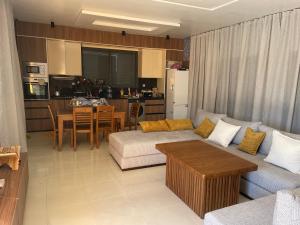 a living room with a couch and a table at Villa neuve pour un séjour agréable à Essaouira in Essaouira