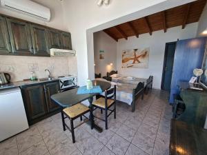 una cucina con tavolo e sala da pranzo di Babis a Città di Skiathos Altre 98 foto