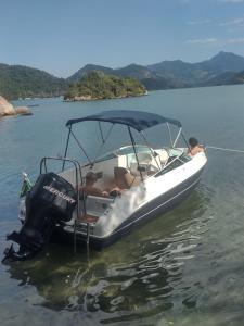 a group of people in a boat on the water at Lancha melodia paraty in Paraty