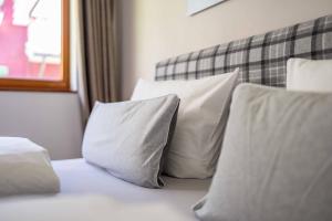 a group of white pillows sitting on a bed at hus9 in Mittelberg