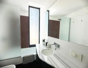 a bathroom with a sink and a mirror at Departamento 1 dormitorio Edificio SnJ in Rosario +19 photos