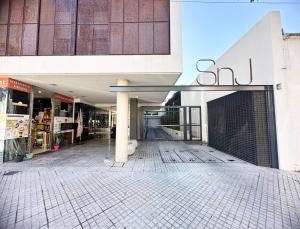 an entrance to a building with a walkway at Departamento 1 dormitorio Edificio SnJ in Rosario