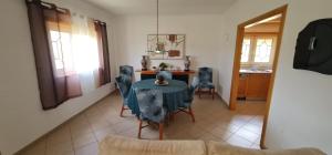 a room with a table and chairs and a kitchen at Vivenda Do Relaxo '' Relax Villa " in Freiria
