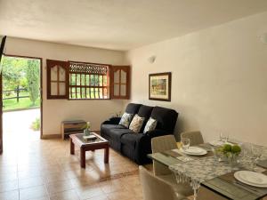 a living room with a black couch and a table at Casa El Pinar in Jardin